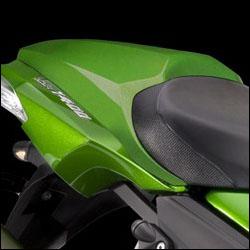 SEAT COVER GOLDEN BLAZED GREEN Pure visual styling to enhance the sporting appearance of the bike.