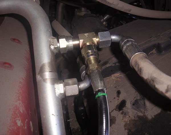 Hydraulic Hose Connection Procedures 2. Open the hose connection and install the large Run Tee adapter provided in your hose kit.