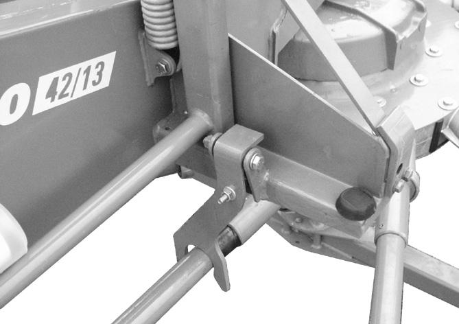 To do this: Loosen the clamping lever () Insert the swath former completely Tighten the clamping lever (). Turn the rotor until the anti-rotation lock (4) matches the marked rotor tine arm (A).
