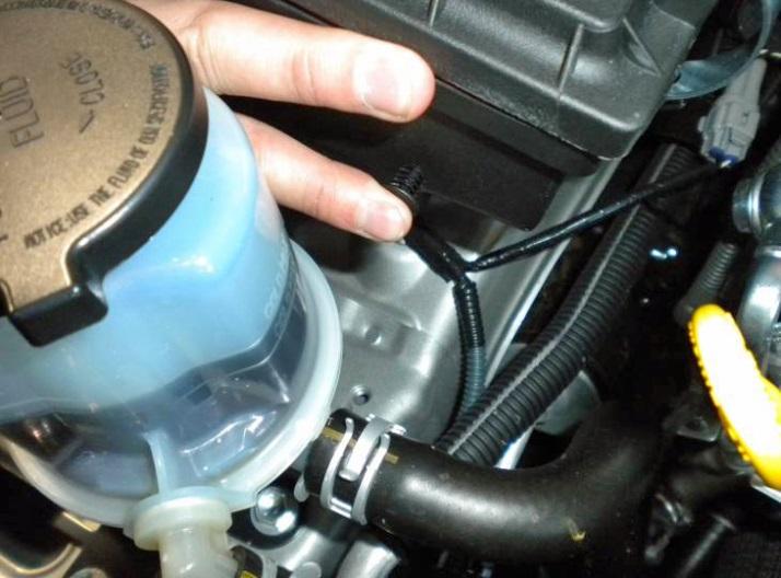 (1) Connect the vacuum hose between the fuel pressure regulator and the small plastic nipple on the throttle body coupler.