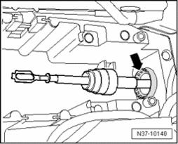 Selector mechanism, servicing Page 13 / 26 - Carefully press selector lever cable - 2 - onto selector shaft lever.