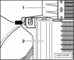 ATF lines and ATF cooler Page 7 / 9 - Install condenser - 1 - and ATF cooler - 2-. - Install clamps - arrow -. - Remove plugs, insert ATF lines completely into thermostat - 2 - and fasten bolt - 1 -.