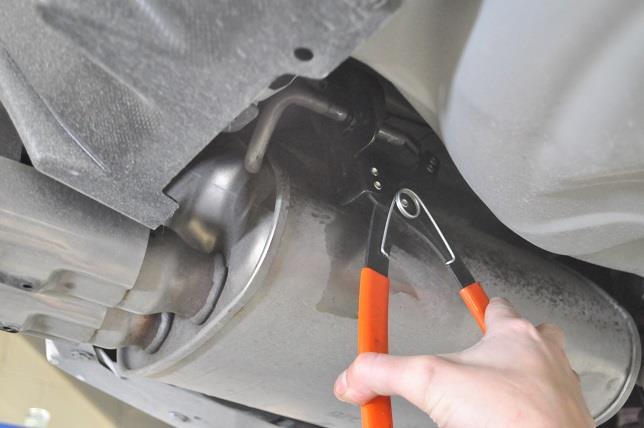 Using grommet pullers or similar device, remove the front hanger grommet from the axle pipe.