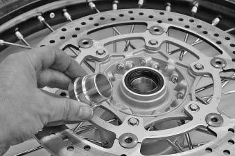 Make sure the brake disc is always on top when you lay down the wheel, otherwise the brake disc can be damaged.