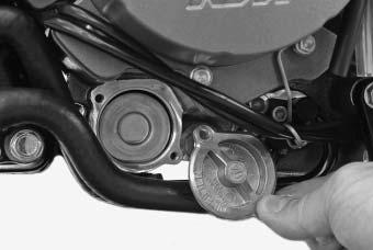MAINTENANCE WORK ON CHASSIS AND ENGINE» 67 Insert a new oil filter in the engine case, grease the O-ring and mount the oil filter cover together with the O-ring. Tighten the screws to 6 Nm.