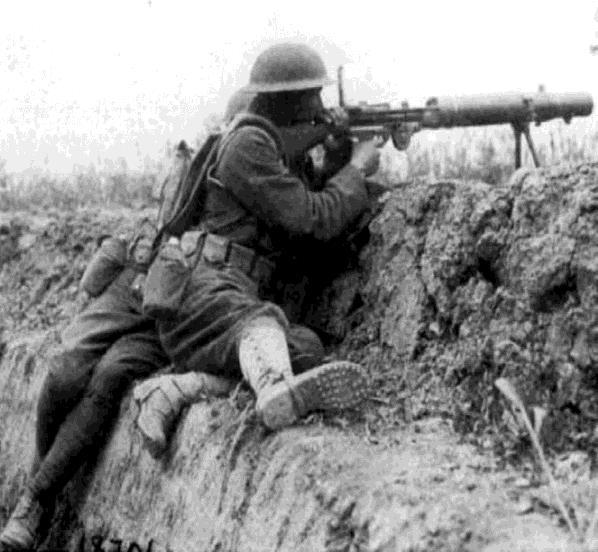 Artillery & Machine Guns Most important weapon in trench warfare fast, easy to reload, fired at long range fired hundreds of rounds of