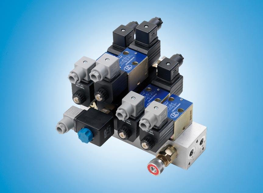 overrides - DIN, Deutsch, AMP-J and cable connections available on coils - Wide selection of voltages - 4 types of spool available RE 0017 RI 0017 Size 04 04 Interface CETOP 2 - P02 CETOP 2 - R02