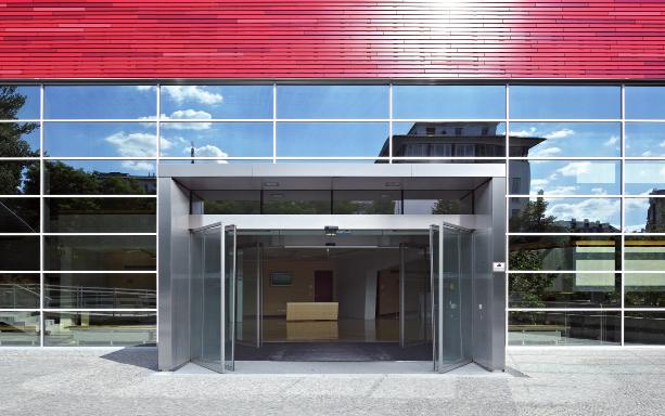 GEZE SLIDING, TELESCOPIC AND FOLDING DOORS Sliding doors for emergency exit routes with break-out function (BO) Emergency opening by pivoting leaves and sides open GEZE sliding doors with break-out