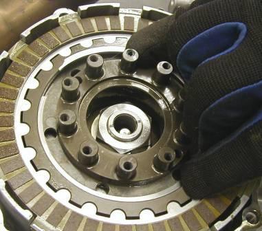 INSTALLING THE Z-START PRO CLUTCH 18. Place lower assembly into Rekluse center clutch hub. You must align the three cut-outs in the lower assembly with the corresponding tabs in the center clutch.