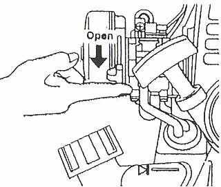 Note: If the engine does not catch even after the starter is pulled several times, set the choke lever to full open and pull the starter rope. Be sure not to pull the starter lever completely out.