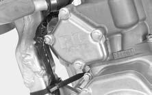 NOTICE Be careful not to drop the B-clip and collar into the right crankcase.