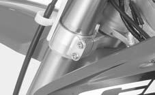 11. Loosen the fork leg lower pinch bolts (17), then pull the fork legs down and out. (17) 12. Clean the fork assembly, especially the sliding surface of the slider pipe (18) and dust seal (19).