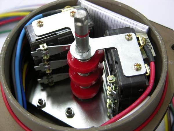 d) Actuators equipped with GLOBTOP Microswitch Housing with Proximity Switches Proximity sensor adjustment: 1) Place the actuator pinion in close position and check that the indicator is above the