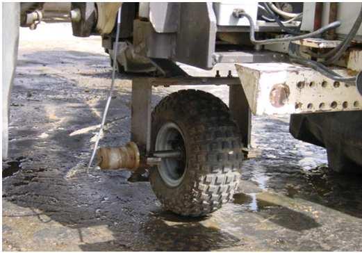 Two inductive proximity sensors mounted on brackets attached to the left and right bump stops on the front axle were used to indicate the right and left position of front wheel steering. Fig.