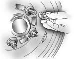 Vehicle Service and Care 9-79 The jack handle must be unfolded at a right angle before it is used. 6. Raise the vehicle by turning the jack handle clockwise 180. 7. Pull the jack handle towards you.