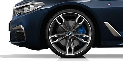 18" light alloy wheels Multi-spoke style 619, 8J x 18 with 245/45 R18 tyres.