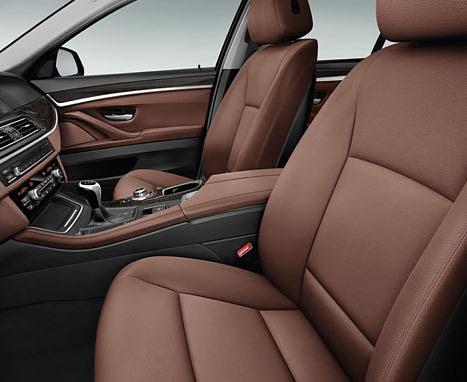 Cinnamon Brown Dakota leather and optional Dark Ash-grain wood, Highgloss interior trim (shown above) create a