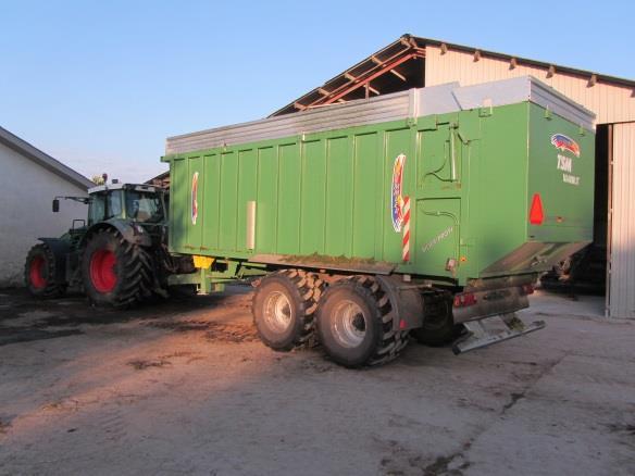 TRANSPORT EQUIPMENT FOR ROUGHAGE Agricultural wagons for roughage are made from approximately 16 ton (40-45 m³) to approximately 24 t (60-65 m³).
