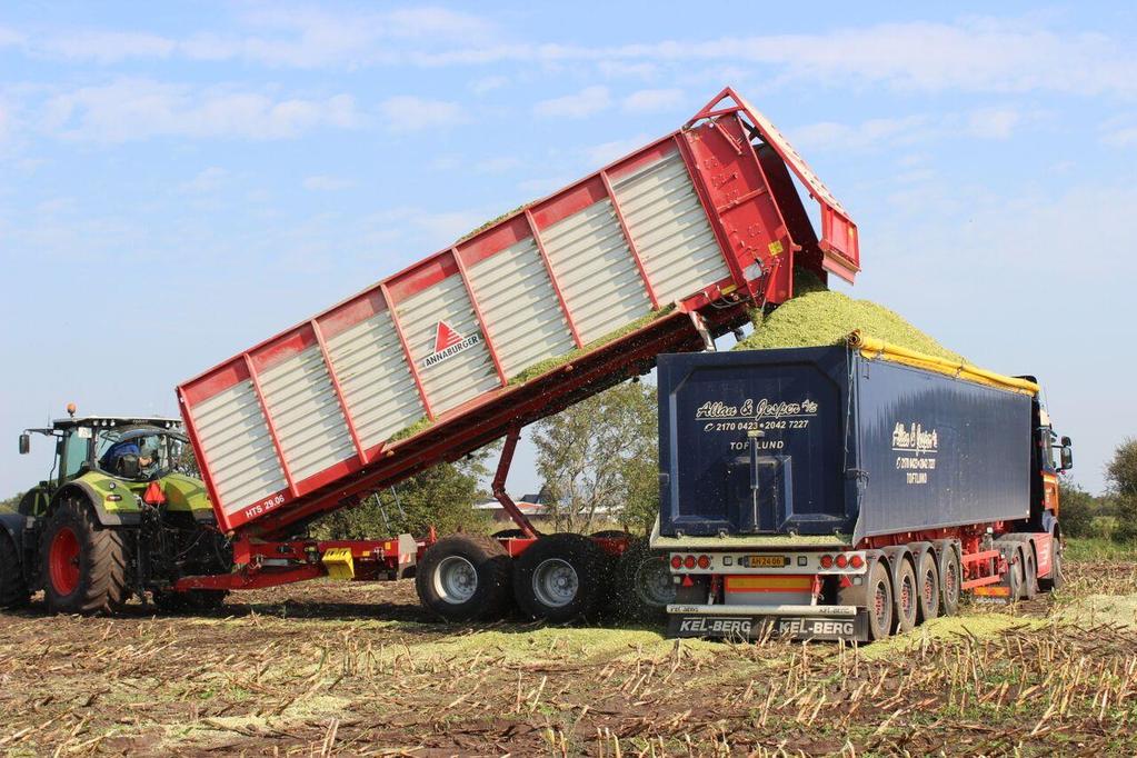 Roughage wagon with the ability to unload in trailer, four meter high. Photo: Stroco-Agro. When transporting roughage with lorries, a higher cost for ensiling must be expected.
