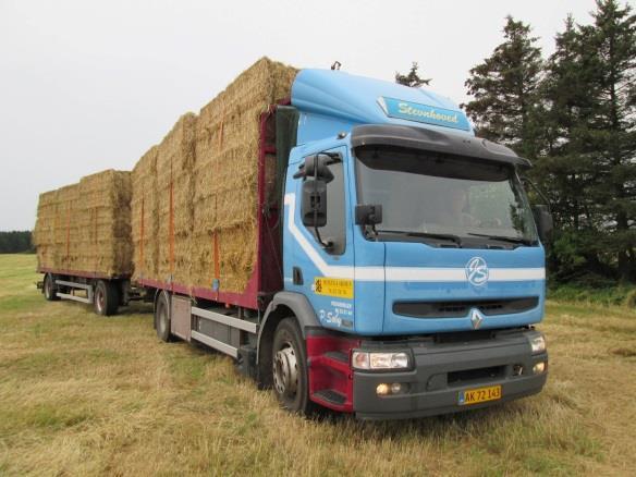 It is essential that the highest possible weight is obtained when transporting straw. The allowed width (2.55 m), height (4.00 m) and length (18.75 m) for road transport set the limits.