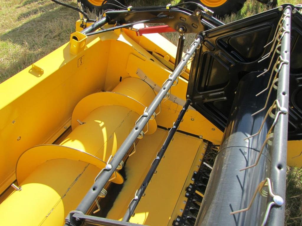 Picture 5. Header with adjustable length the bottom can slide forwards. Photo: Henning Sjørslev Lyngvig Rape may also be harvested after windrowing.