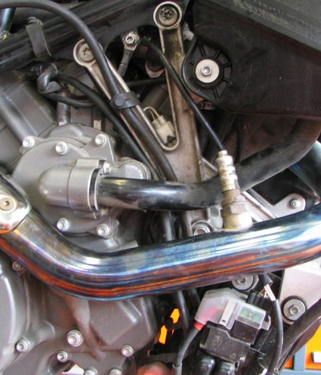 Procedure - Mounting the new oil tube kit with bypass (if required): Following is the procedure for the 990 Adventure (the 990 Super Duke is similar) 1.