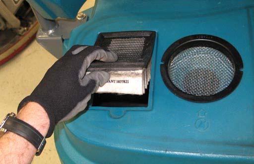 Remove the vacuum screen from the recovery tank and rinse the screen.