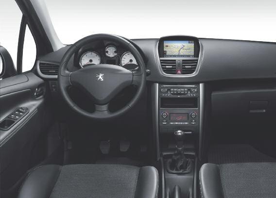 TECHNOLOGY AND COMFORT The fascia panel, the sport-type steering wheel and the instrument dials express dynamism inside the 207 Hatchback and SW.