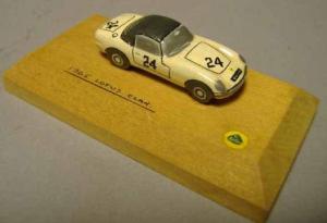 The wooden base measures 3,5 x 6,8 cm. This is a model of the car driven by Rob Walker and Sterling Moss. 1962 Lotus 25 Formula 1 Racer by Roadace Replicas of England.
