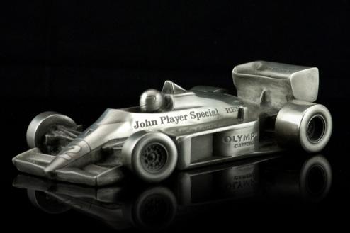 Lotus 97T that took Senna to his first F1 victory in Portugal, 1985. Scale app. 1:20 Lotus Exige S Pull back car which was a gift from a canned coffee called "SUNTORY BOSS".
