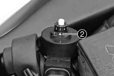 16 TUNING THE ENGINE 135 601802-10 Turn the adjusting wheel until the desired digit is next to marking2. Set the Map Select switch to Soft. Set the adjusting wheel to position 1.