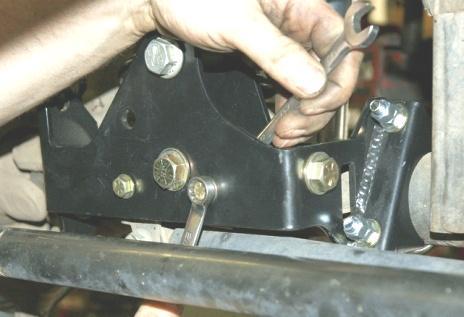 Place the larger supplied trackbar bracket onto the axle mount on the outside. 20.