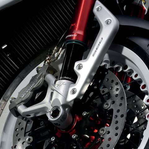Thanks to the large rim channel and the generously dimensioned 200/50 rear tyre, the new Brutale 800 Dragster RR transforms power into acceleration, technology into pure riding pleasure.