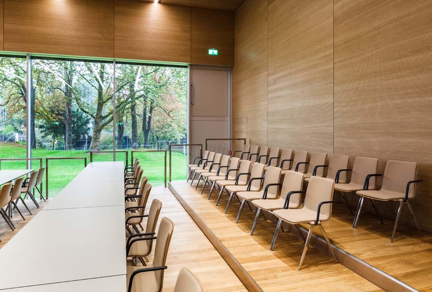 The A-chair is convincing thanks to its elegance and modular structure. Thanks to its continuous seat liner, it is also very comfortable. Seminar rooms aim fox.