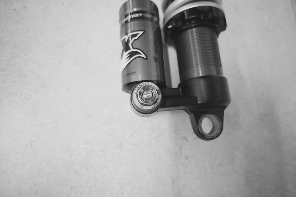 Adjusting the Shock Absorber (MX Model) On the Motocross model there is a FOX RC2 shock. The shock is equipped with many forms of adjustment. Spring Preload This is used to set ride height.