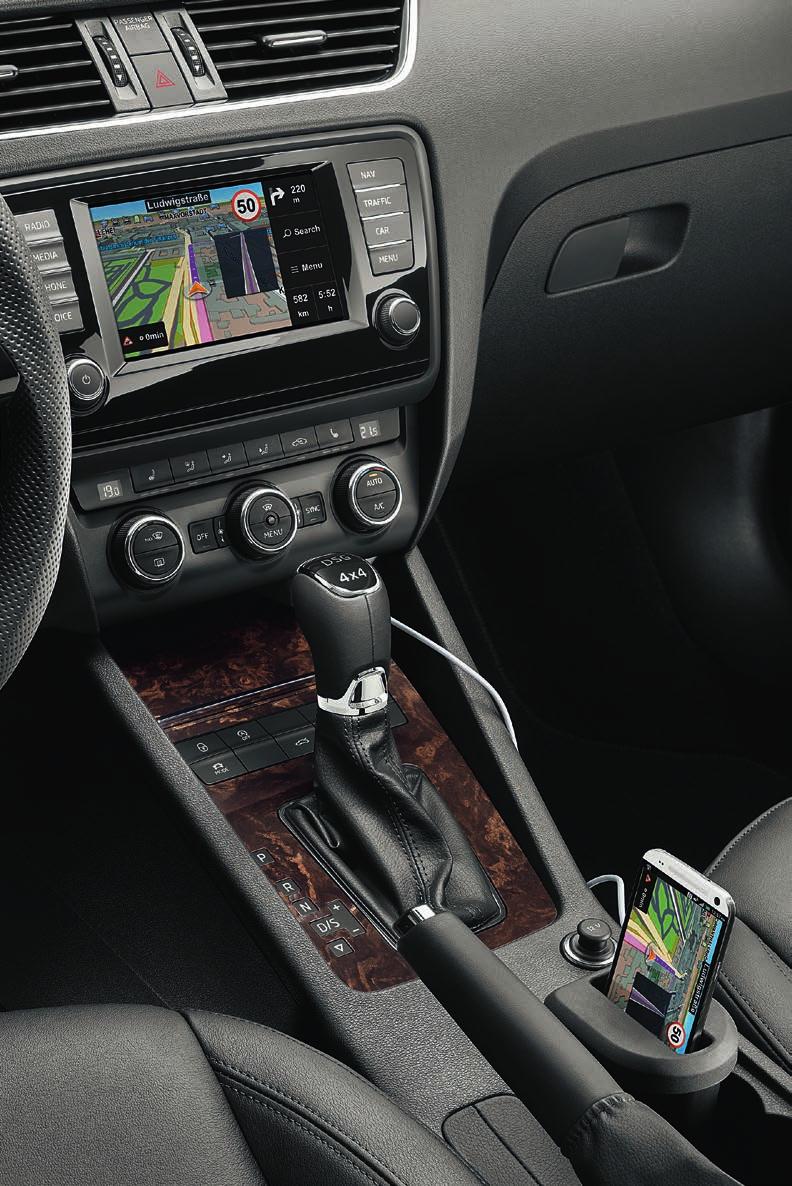 With the Smar tlink system (ŠKODA Connec tivit y bundle suppor ting MirrorLink, Apple CarPlay* and Android Auto*), the radio enables the driver to safely use the phone while driving.