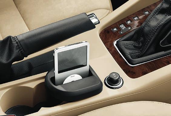The multimedia bracket located in the centre console is not only a practical accessory but also a safe place for transporting your ipod, mobile phone