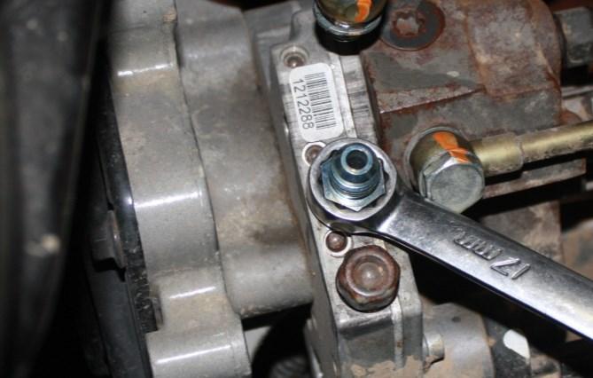² NOTE: Photo shows the common rail system on the 2003 through 2007 trucks. D. Cut fuel line and insert PL-2003 90 fitting using oil.