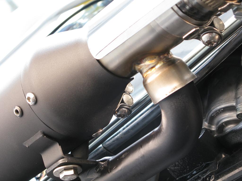 www.akrapovic.com 6. Align both mufflers and adjust clamps as shown. Tighten them to a specified torques (Figure 13).