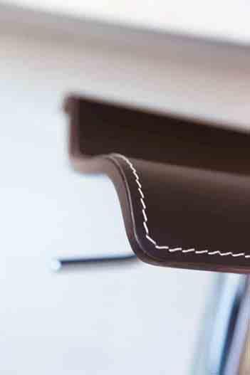 lacquer seat, upper parts covered with mid grain leather or regenerated leather Rivestimenti _ Materials