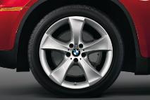 0 V-Spoke (Style 257) light alloy wheels and 255/50 run-flat all-season tires are standard on the X6 xdrive50i. (Run-flat tires do not come equipped with a spare tire and wheel.) 19 x 9.