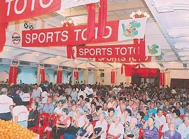 The crowd at Sports Toto Chinese New Year Ang Pow donation campaign at Chinese Assembly Hall, Kuala Lumpur.