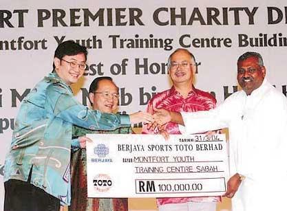 BERJAYA SPORTS TOTO BERHAD Co. No. 9109-K. INCORPORATED IN MALAYSIA 15 chairman s statement Dato' Robin Tan handing over a mock cheque of RM100,000.