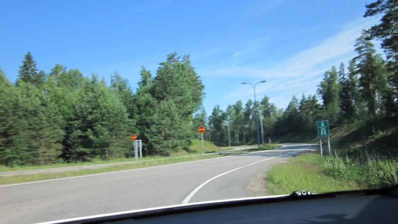 B10 Driving on Highway MOTORWAY JOINING 7 / 11 Joining to the motorway: The acceleration lane might be