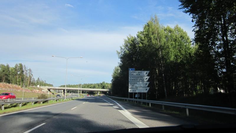 B10 Driving on Highway MOTORWAY EXITING 9 / 11 Exciting the motorway: Follow directional signs.