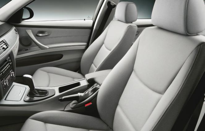 The front passenger seat also includes manual height adjustment.