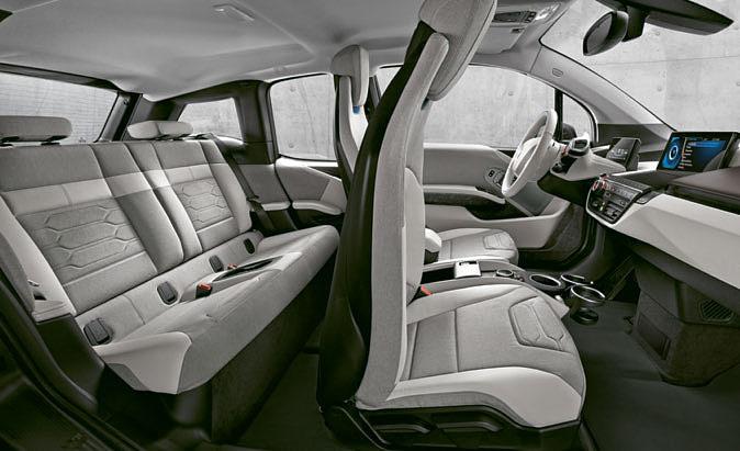 The front and rear sides of the backrests feature an eye-catching pattern in the design language of the BMW i vehicles.
