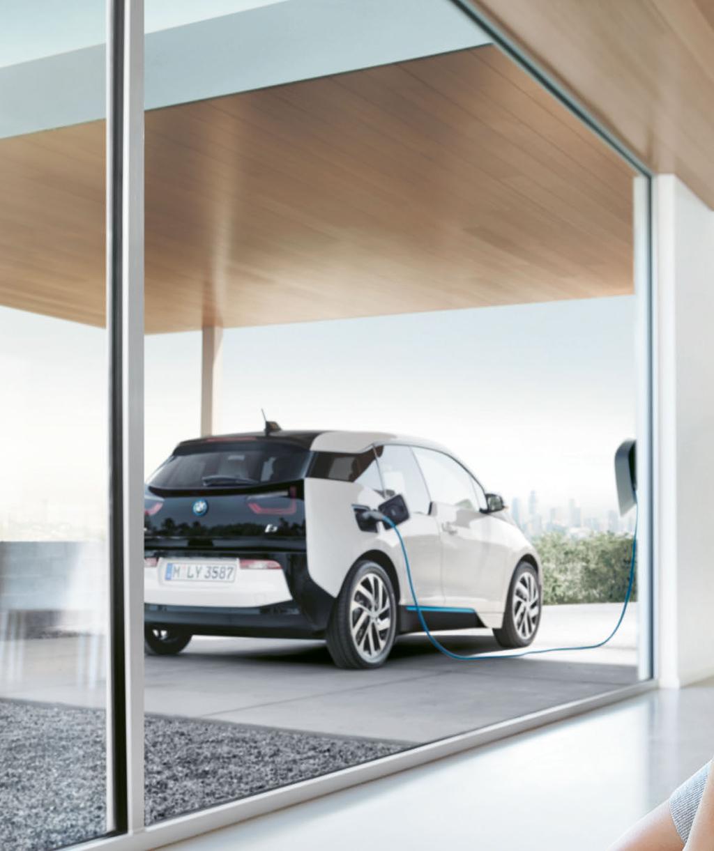 INTELLIGENT NETWORK. SEAMLESS CONNECTION. THE BMW i3 16 17 The greatest inventions are those that make our lives easier. Take the BMW i3.