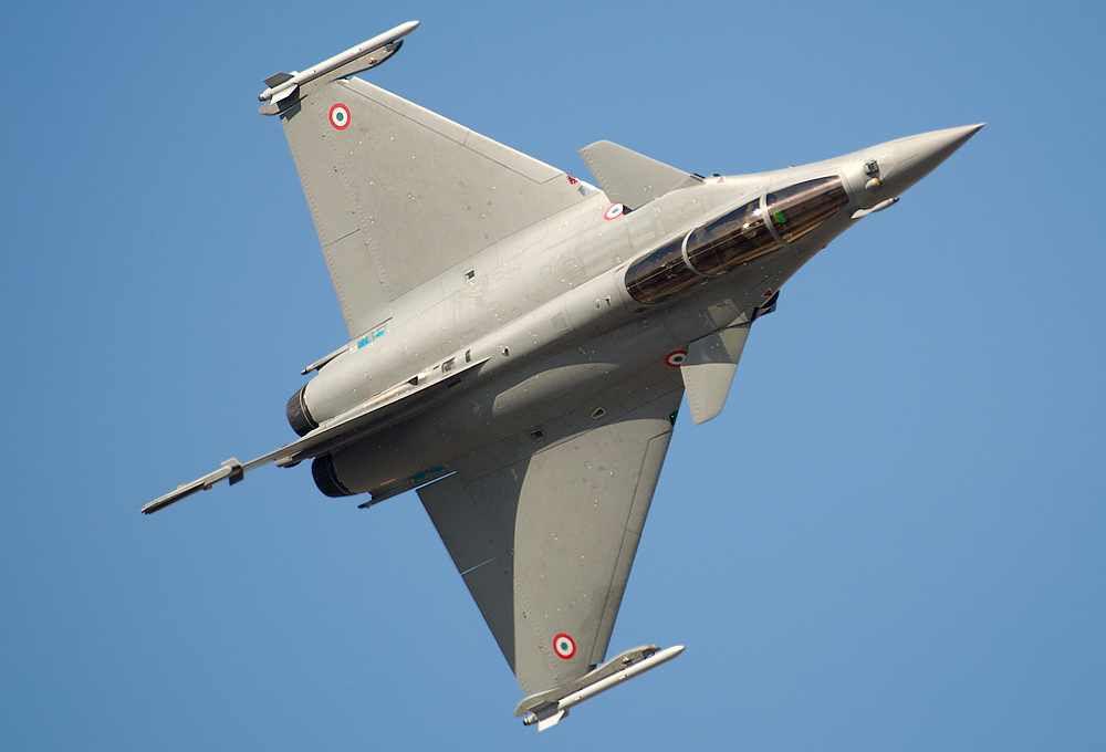Dassault Rafale The Rafale is the answer of Dassault Aviation to a joint request of the French Air Force and the French Navy, issued on 1983, for a common platform that could replace many dedicated