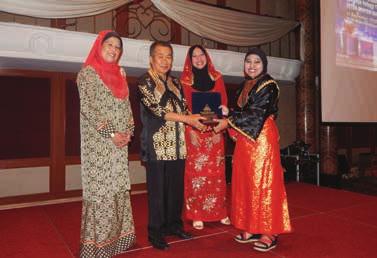 YB Datuk Hj. Mohd Naroden Majais menyampaikan Anugerah Setiausaha Kursus Cemerlang kepada Cik Rahmatbi Suhaidi semasa majlis perasmian oleh Dr.